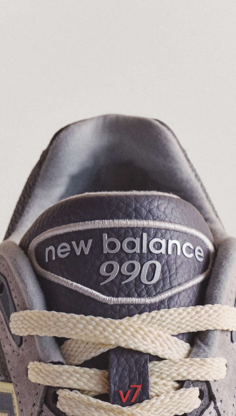 近距離呈現 990v7 鞋舌視覺與產品細節。